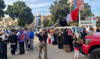 مواطن مسن يحتفي بانتخابات الرئاسة رافعًا علم مصر بالعجوزة