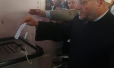 مفتي الجمهورية يدلي بصوته داخل لجنة المغتربين في الجمالية