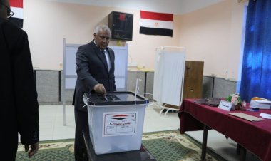 محافظ الوادي الجديد يدلي بصوته في الانتخابات الرئاسية بلجنة مركز شباب الخارجة