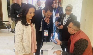 مايا مرسي تدلي بصوتها في الانتخابات الرئاسية بالدقي