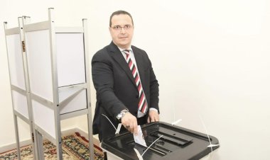 المشرف على مكتب وزير الإسكان يدلى بصوته في الانتخابات الرئاسية