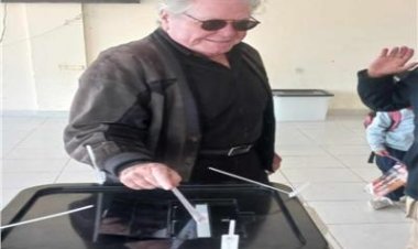 حسين فهمي يُدلي بصوته في الانتخابات الرئاسية.. صور