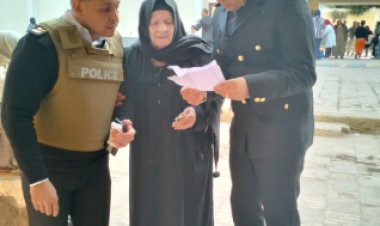 رجال الشرطة يساعدون كبار السن للادلاء بأصواتهم في الانتخابات الرئاسية بمنطقتى الساحل والشرابية.. صور