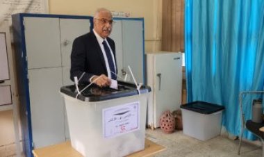 رئيس اتحاد الكرة المصري يدلي بصوته بالانتخابات في الأقصر