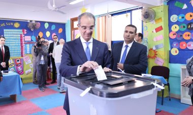 وزير الاتصالات يدلي بصوته في الانتخابات ويؤكد أهمية المشاركة الإيجابية
