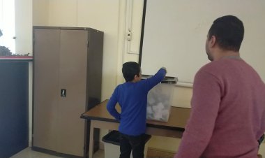 أب يصطحب إبنه للانتخابات في البحيرة: «عايزه يختار مستقبله بإيده» (صور)