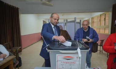 رئيس البورصة المصرية يدلي بصوته في الانتخابات الرئاسية