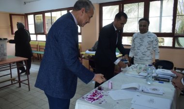 صور.. رئيس التعبئة العامة والإحصاء يدلي بصوته في الانتخابات الرئاسية