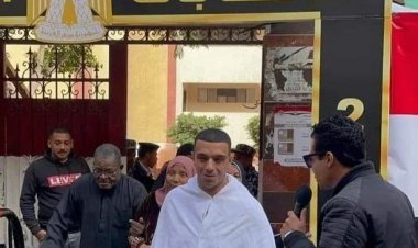 بملابس الإحرام.. مصري يدلي بصوته في الانتخابات الرئاسية