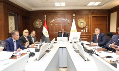 وزير التنمية المحلية يتابع سير العملية الانتخابية مع المحافظين عبر مركز الشبكة الوطنية للطوارئ