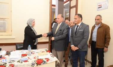 محافظ أسيوط يواصل جولاته التفقدية للجان الانتخابية