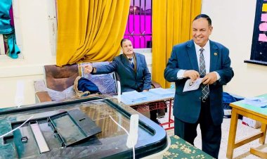 رئيس مصلحة الجمارك يدلي بصوته في الانتخابات الرئاسية.. صور