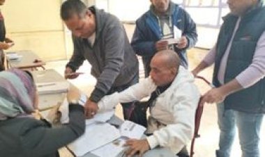 الشرطة تنقل مواطن  من ذوى الهمم  لمقر لجنته الانتخابية بعين شمس 