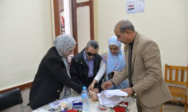 في لفتة إنسانية.. محافظ أسيوط يصطحب أحد ضعاف البصر للجنته الانتخابية