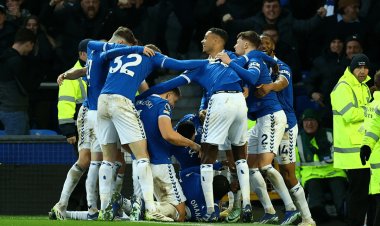 إيفرتون يهزم تشيلسي بثنائية في الدوري الإنجليزي