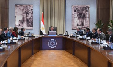 مدبولي يتابع موقف تخصيص أراضي مشروعات إنتاج الهيدروجين الأخضر