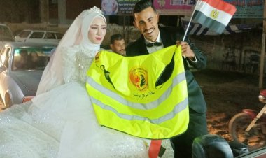 عروسان يدليان بصوتيهما داخل لجنة بمركز أبو تشت في قنا (صور)