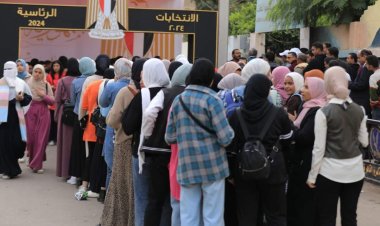 اصطفاف المواطنين أمام اللجان الانتخابية بأكتوبر والشيخ زايد استعدادًا لفتح صناديق الاقتراع