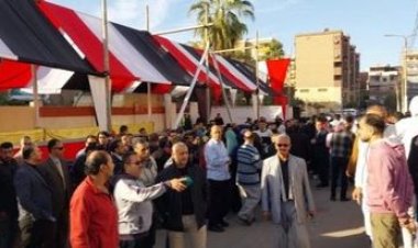 طوابير من الناخبين أمام مدرسة محمد فريد بالمعادي للإدلاء بأصواتهم