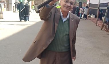 أستاذ جامعي بكلية الطب يرقص بـ العصا أمام لجنته الانتخابية ببنها (صورة)