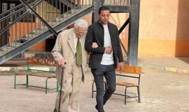 بـ «العكاز».. كبار السن في الرحاب يشاركون في الانتخابات الرئاسية رغم حالتهم الصحية