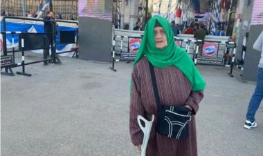 مُسنة بـ العكاز في لجنة ببورسعيد: «ربنا يفتحها في وشك يا سيسي» (صور)