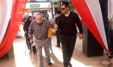 الشرطة تساعد كفيف فى الإدلاء بصوته عن طريق ورقة برايل بمنطقة الزيتون