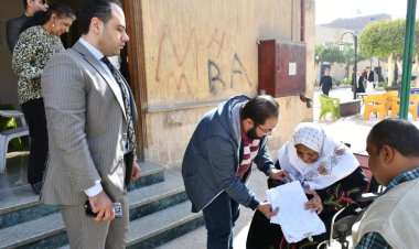 قاضي يساعد سيدة قعيدة على الإدلاء بصوتها في الإنتخابات الرئاسية 2024