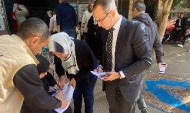 مواقف إنسانية.. رؤساء لجان يساعدون المُسنين وذوي الهمم للإدلاء بأصواتهم