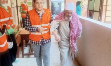 «صعيدي يا بوي علي حق».. مُسن يشارك في الانتخابات الرئاسية بسوهاج: «بحب بلدي» (صور)