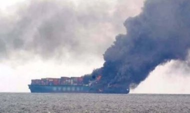 عاجل.. مناشدات عاجلة لإنقاذ مصابين على متن بارجة حربية إسرائيلية جرى قصفها بالبحر الأحمر