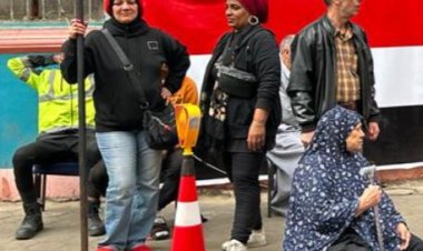 السيدات تتزين بملابس «علم مصر» أمام لجان السيدة زينب 