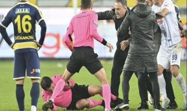 لأجل غير مسمى.. إيقاف الدوري التركي بعد اعتداء رئيس نادٍ على حكم (صور)