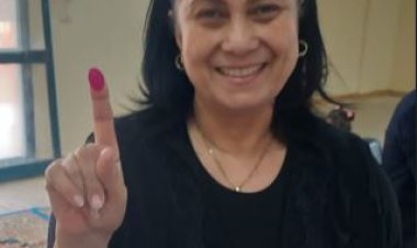 الفنانة سلوى عثمان تدلي بصوتها في لجنتها بحدائق أكتوبر