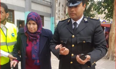 ضابط يساعد مسنة في الإدلاء بصوتها في الإنتخابات الرئاسية بمنطقة القصر العيني