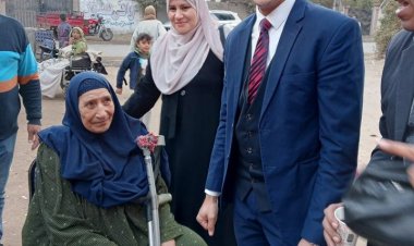 قضاة يساعدون ذوي الاحتياجات وكبار السن.. مشاهد إنسانية في الغربية