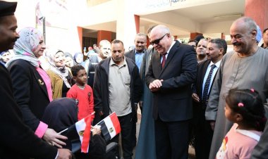 محافظ قنا يواصل جولاته لمتابعة اللجان الانتخابية بمركزى نجع حمادى و أبوتشت