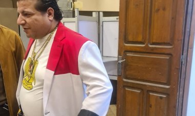 لابس علم مصر..  نجل شعبان عبد الرحيم يدلي بصوته في الانتخابات 