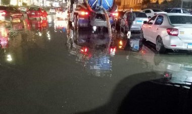سحب مياه الأمطار المتساقطة على مناطق من القاهرة
