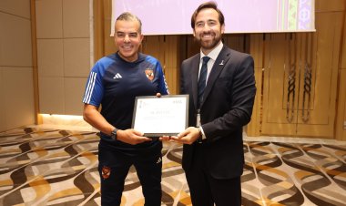 «مرتجي» يتسلم شهادة توثيق مشاركة الأهلي للمرة التاسعة في المونديال