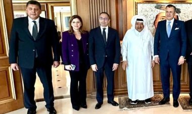 وزير الآثار يبحث مع مسؤولين قطريين تعزيز التعاون المشترك في المجال السياحي