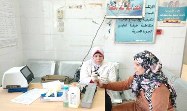 توقيع الكشف الطبي بالمجان على 1869 حالة خلال قافلة طبية بالمنيا