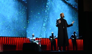 «أبو» يغني لـ أطفال فلسطين «the world is blind» في حفل افتتاح مهرجان الجونة