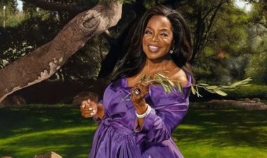 تألق وقوة.. لوحة فنية لأوبرا وينفري تظهر بفستان بنفسجي وغصن زيتون