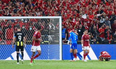 لاعبو الأهلي يحتفلون مع الجماهير بالتأهل إلى نصف نهائي كأس العالم للأندية