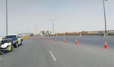المرور تعيد فتح طريق الواحات بعد انتهاء أعمال تركيب «الكمر المعدنى»