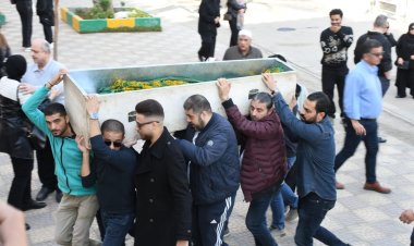 وصول جثمان المخرج الراحل أحمد البدري إلى مسجد الحصري