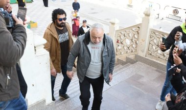 بحضور شريف عرفة وأشرف زكي ومحمد فاضل.. تشييع جثمان المخرج الراحل أحمد البدرى من مسجد الحصري