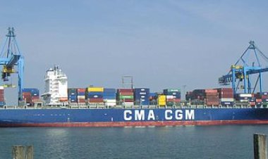 بعد هجمات الحوثيين.. 3 شركات شحن عملاقة توقف رحلاتها عبر البحر الأحمر