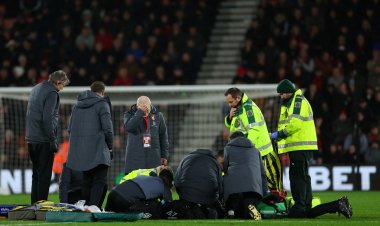 إلغاء مباراة لوتون وبورنموث بعد سقوط لاعب بشكل مفاجئ | فيديو